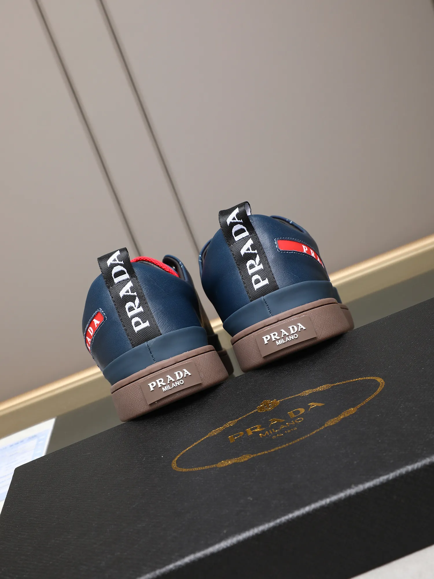 Men's shoes💰420💰 Brand: PRADA (Prada) Standard code: Men's code 38–44 (45 can be customized) Material: Original cowhide, breathable sheep lining Special outsole Style category: Men's fashionable casual sneakers Low-key luxury! Color: actual picture color